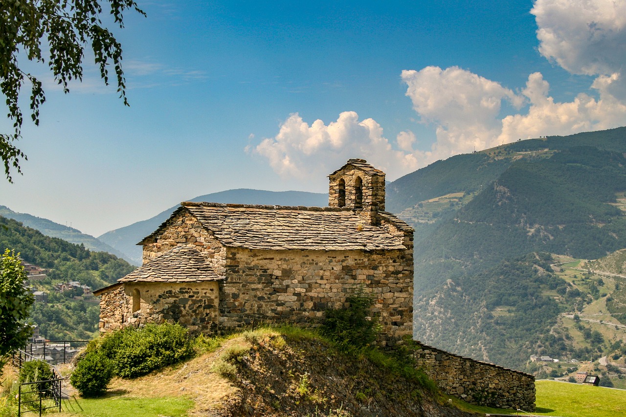 Capella Andorra con vista de la montaña