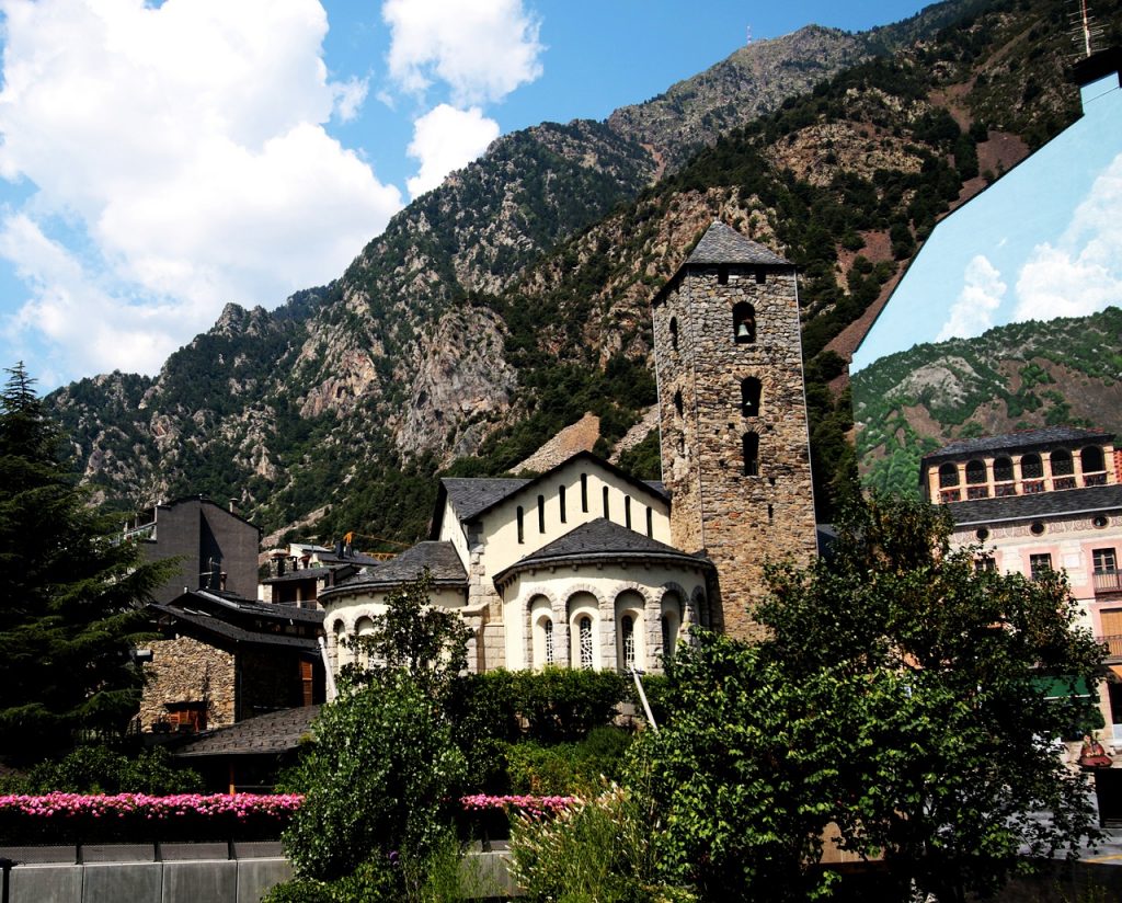 Iglesia y montaña